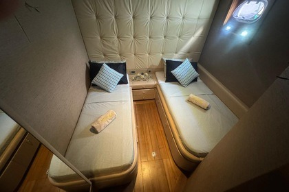 Luxury Motor yacht with a capacity of 10 people