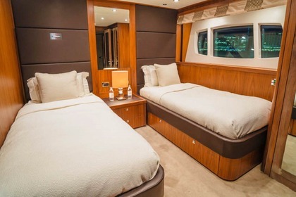 40 Meters Yacht with Jakuzi in Dubai on Your Service