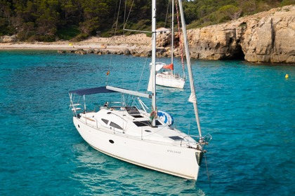 Rent this sailing boat and get to know the beaches