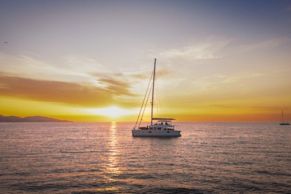 PRIVATE LUXURY CATAMARAN CRUISE TO DIA ISLAND WITH MEAL AND WATER ACTIVITIES