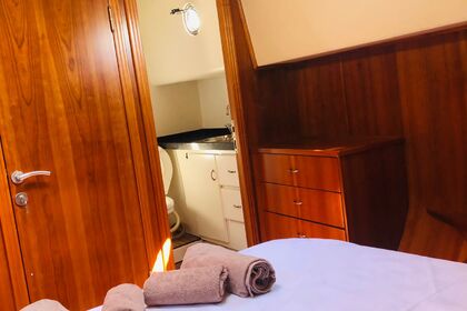 Princess Motoryacht with a capacity of 4 people