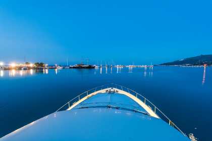 Ferretti 80 for day and weekly cruises