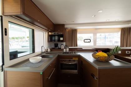 CATAMARÁN LAGOON 450F LUX/CHEF Y LIMPIEZA