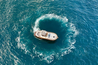 Charter Motorboat Tecnonautica Jeranto 750 Classic Capri