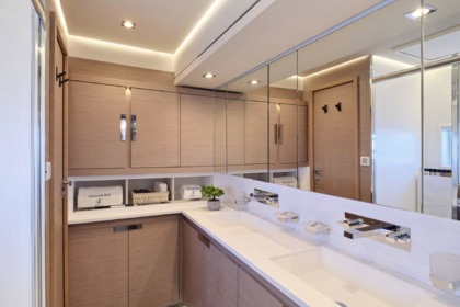 Majesty of Greece - Fountaine Pajot Power 67