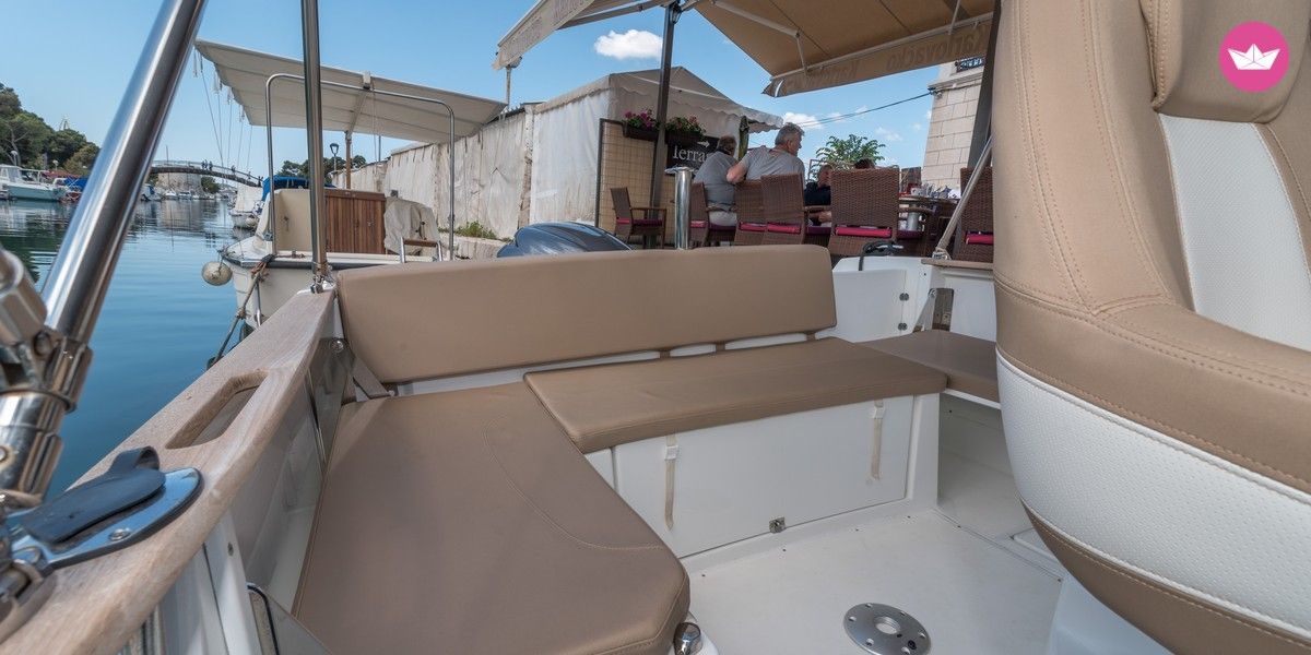 Bateau à moteur Jeanneau Cap Camarat 7.5 CC 250cv 8