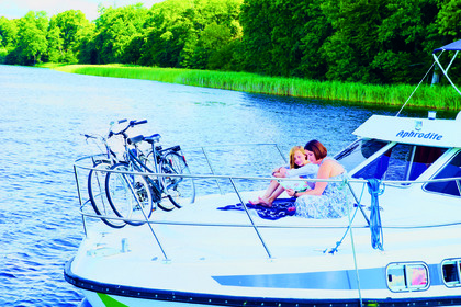 Rent this 42 Trio Prestige houseboat and get to kn