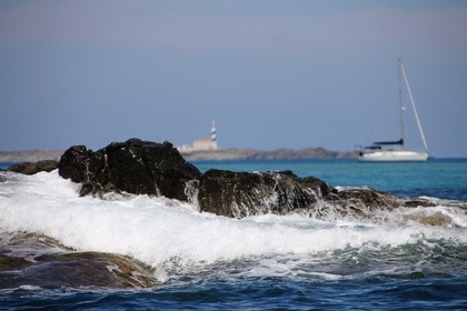 Wöchentliche Segelreisen rund um Menorca im Sommer
