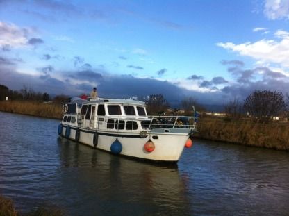 Charter Motorboat Kramer Vedette Hollandaise L'Isle-sur-le-Doubs