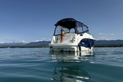 Enjoy between lake and mountains aboard our magnificent Bayliner 255!