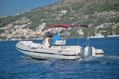 Mieten Sie ein Boot mit Skipper in Trogir, Joker Clubman 24, perfektes RIB