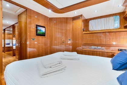 Motorboat Gianetti 27m 16 guests Cinque Terre