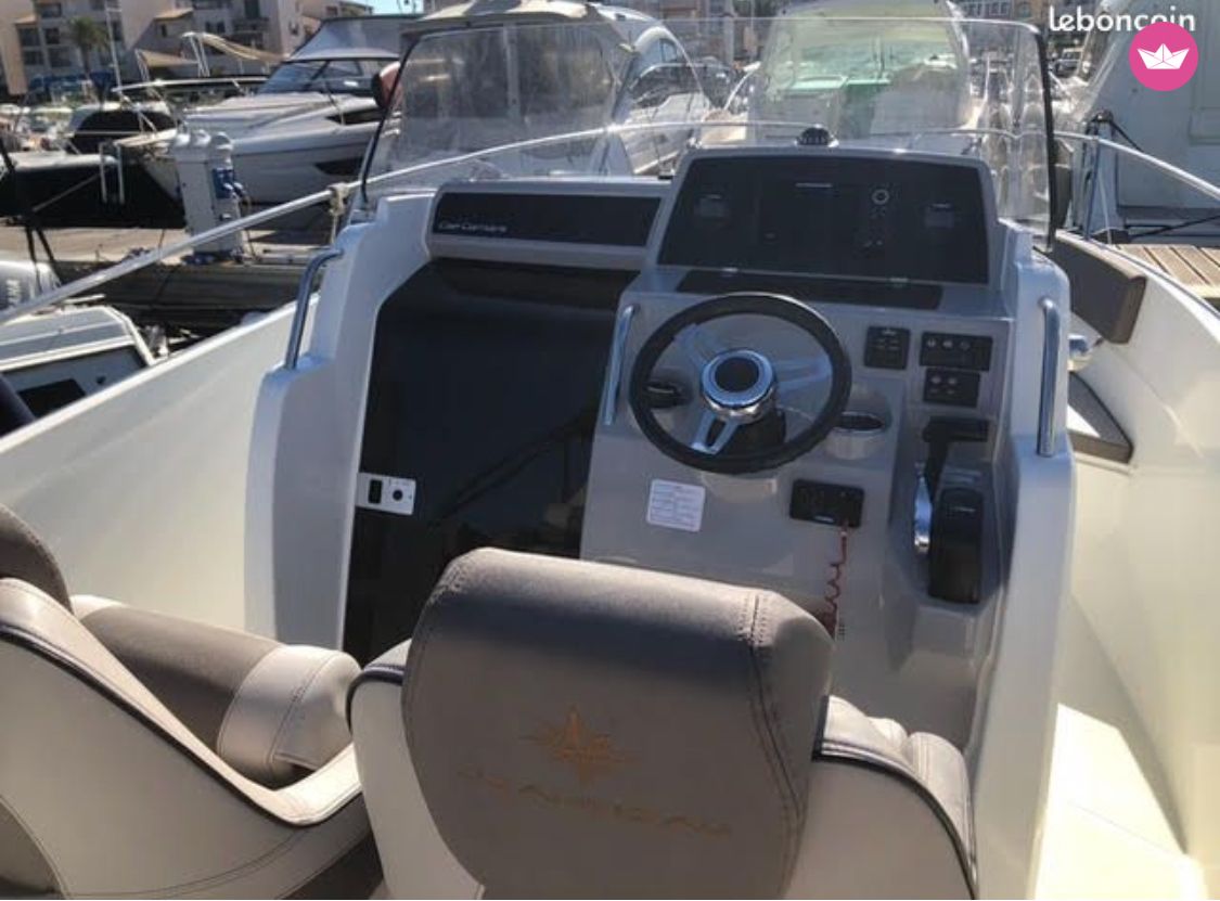 Bateau à moteur CAP CAMARAT 7.5 cc 225cv 2