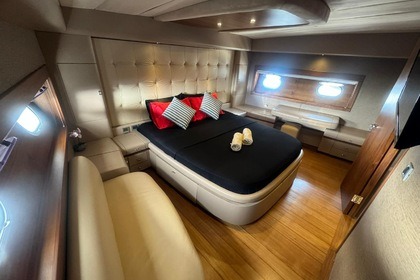 Luxury Motor yacht with a capacity of 10 people