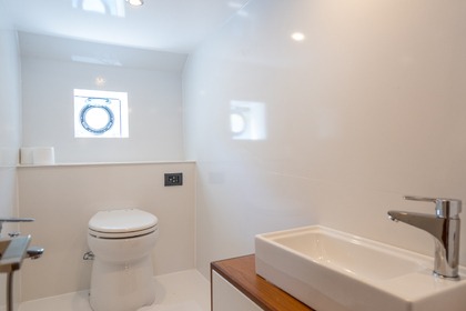 Luxury motor yacht with a capacity of 4 people