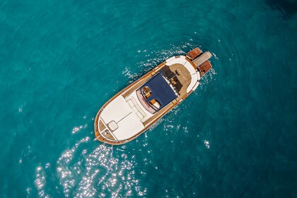 Hire Motorboat Tecnonautica Gozzo Jeranto Classic 750 Sorrento