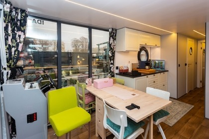 Relax aan boord van deze Kajuitmotorboot in Mürit