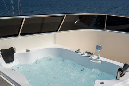 DE LOVE YACHT CHARTER