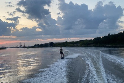 Cruise Riga in Style with the Bayliner 185!