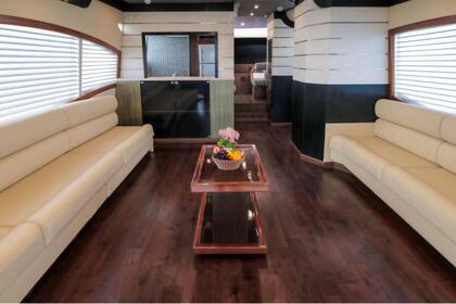 AMAZING 90FT YACHT IN DUBAI FOR RENT