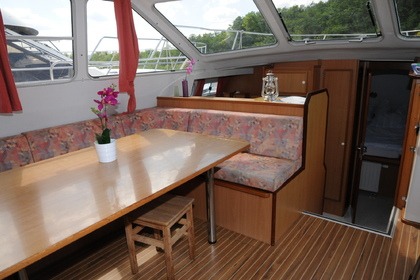 Rent this 42 Trio Prestige houseboat and get to kn
