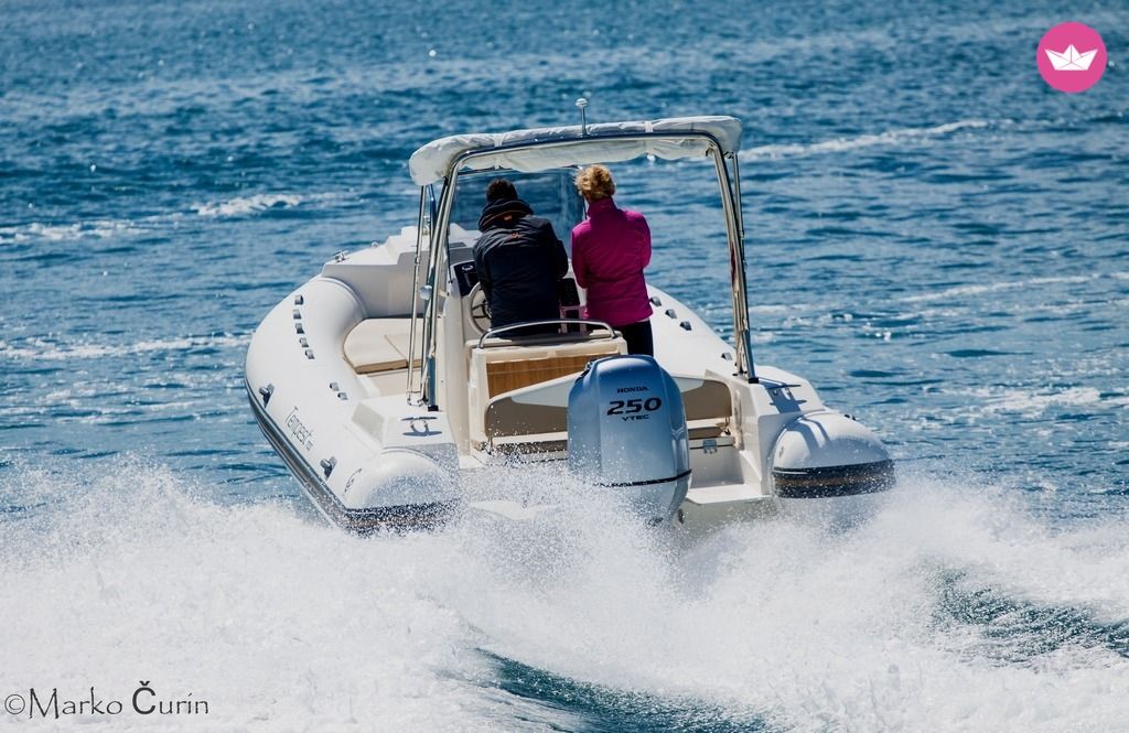 Capelli Tempest 700 + Honda V6 in Zadar  