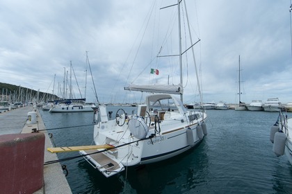 Czarter Jacht żaglowy BENETEAU OCEANIS 35.1 Punta Ala