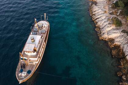 CLASSIC YACHT GALLANT