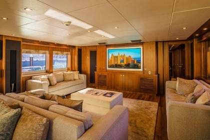 40 Meters Yacht with Jakuzi in Dubai on Your Service