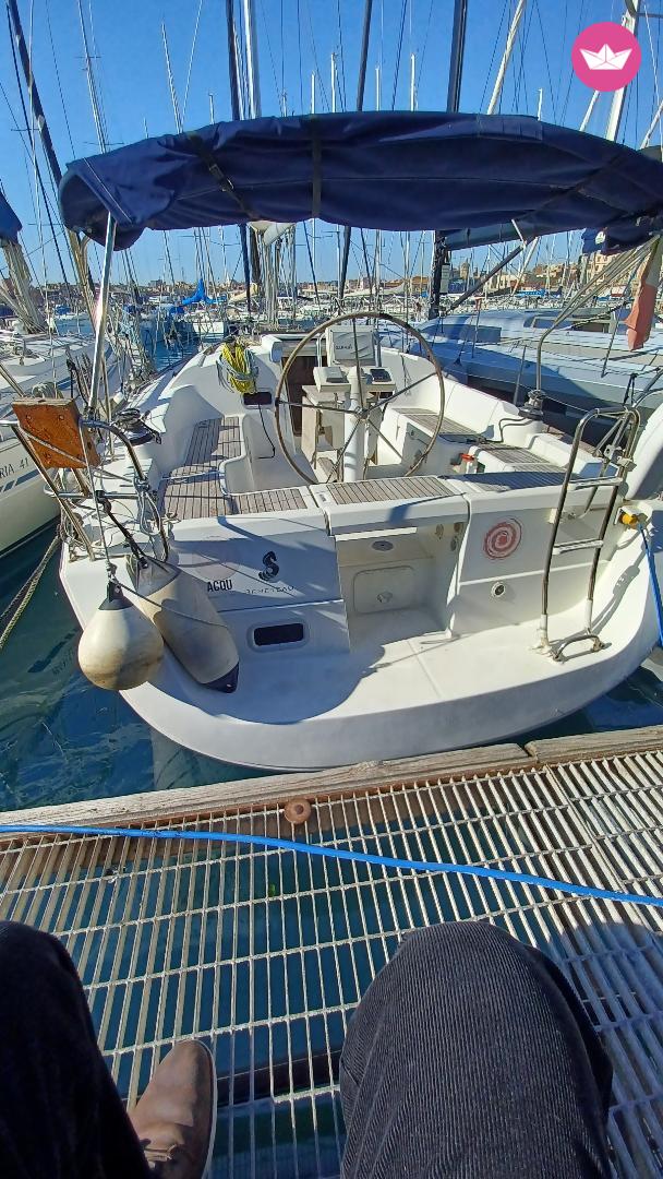 Hire Beneteau Oceanis 37