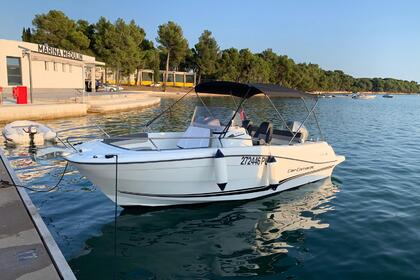 Rental Motorboat Jeanneau Cap Camarat 6.5 CC Medulin