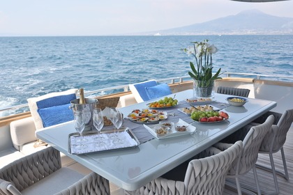 Noleggio Yacht a motore CANTIERI LIGURI GHIBLI DESIGN CANTIERI LIGURI GHIBLI DESIGN Castellammare di Stabia