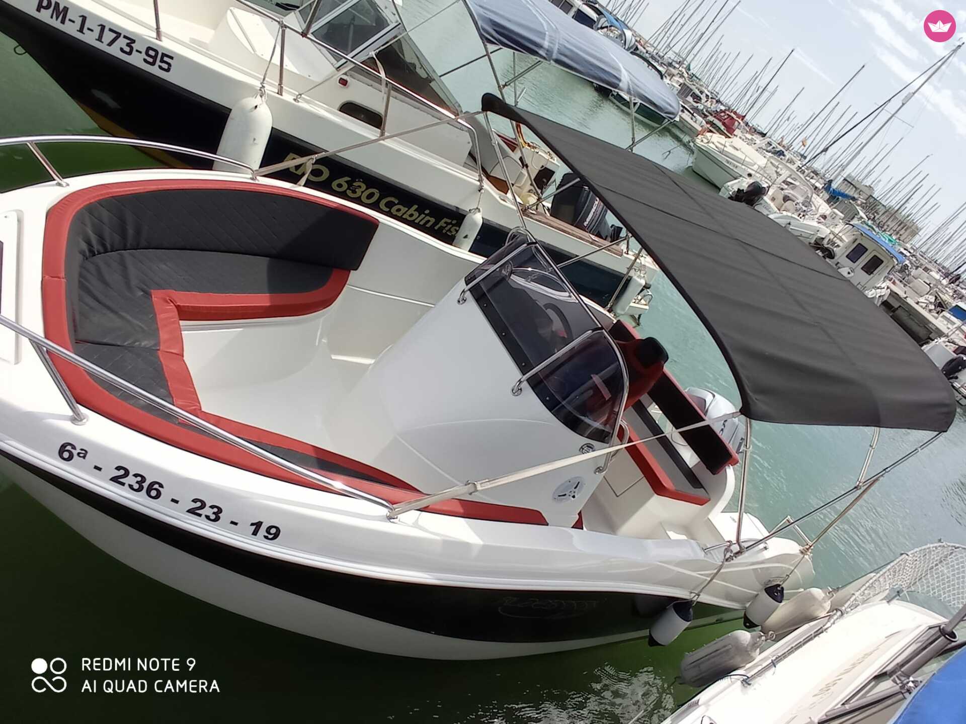 Bateau à moteur OKIS