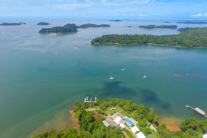 Spacious new power catamaran in Coiba and Chiriqui's Pacific island paradise