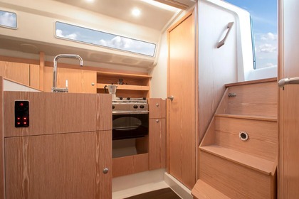 Passe férias inesquecíveis com este veleiro 315