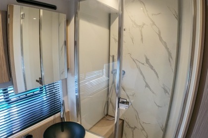 Alquila tu yate Azimut en Barcelona ¡Embárcate en este nuevo barco!