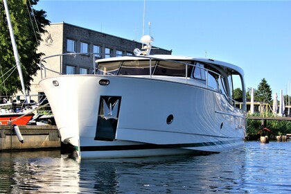 Hire Motorboat Greenline Yacts Greenline 40 Hybrid Riga