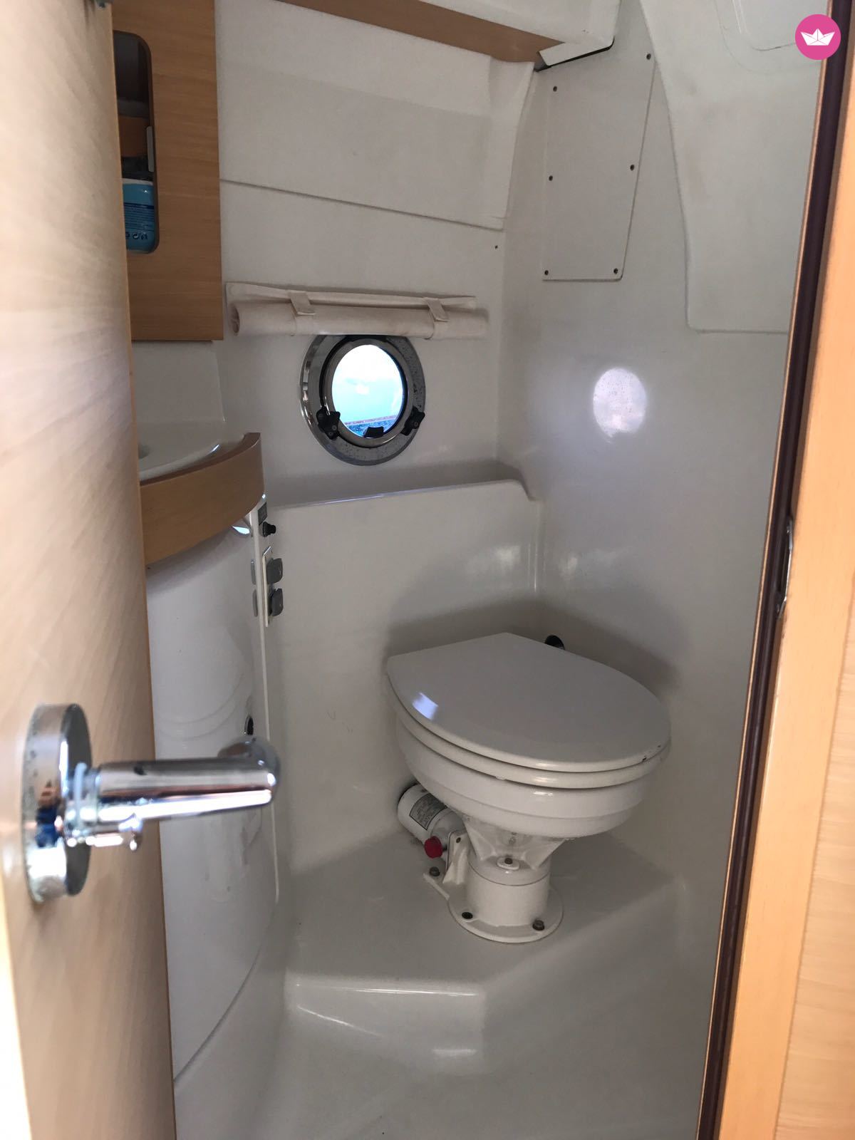 Motorboat Beneteau Monte Carlo 27 for hire