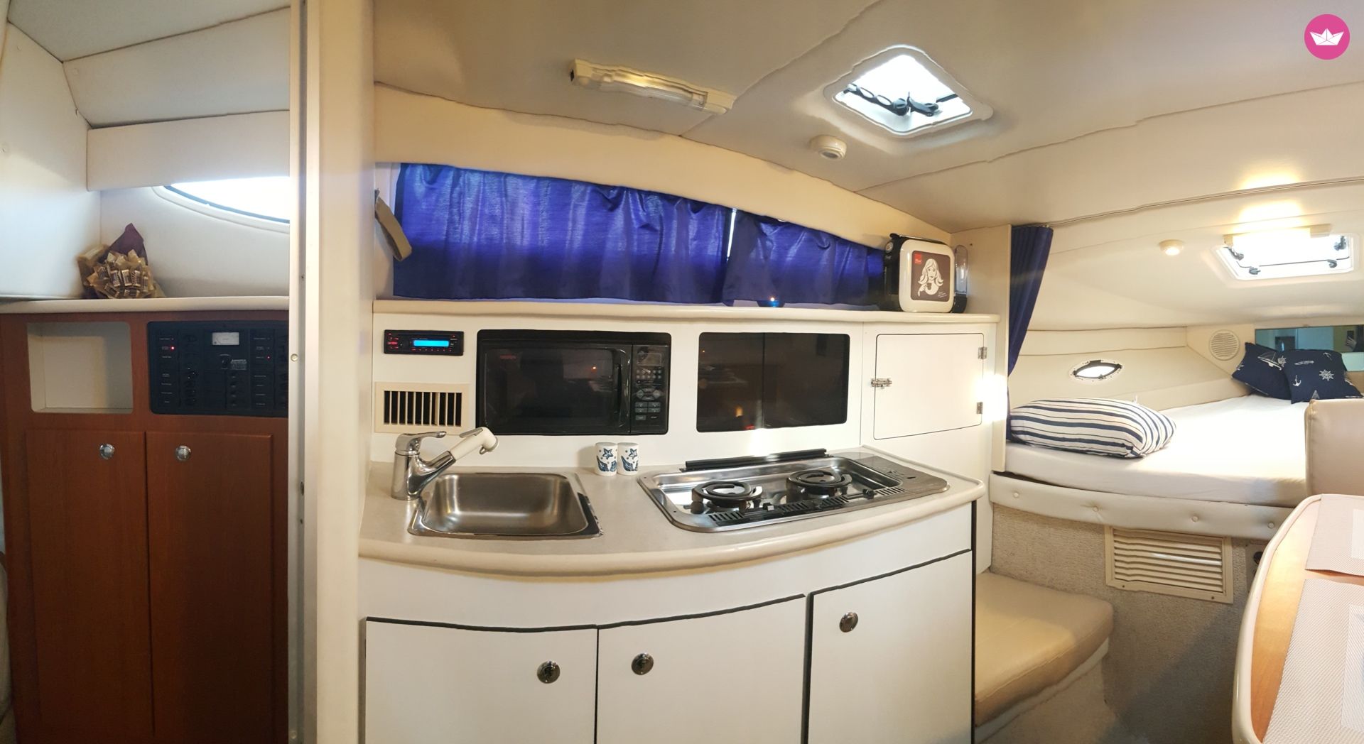 Motorboat Bayliner 285 Ciera Cruiser for hire