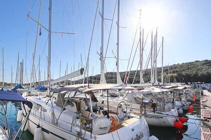 Hyra båt Segelbåt Bavaria Bavaria Cruiser 46 - 4 cab. Pula