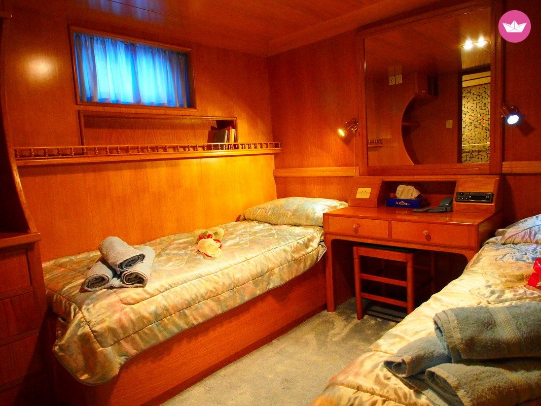 Motorboat Perama Shipyards 102 Elena for hire