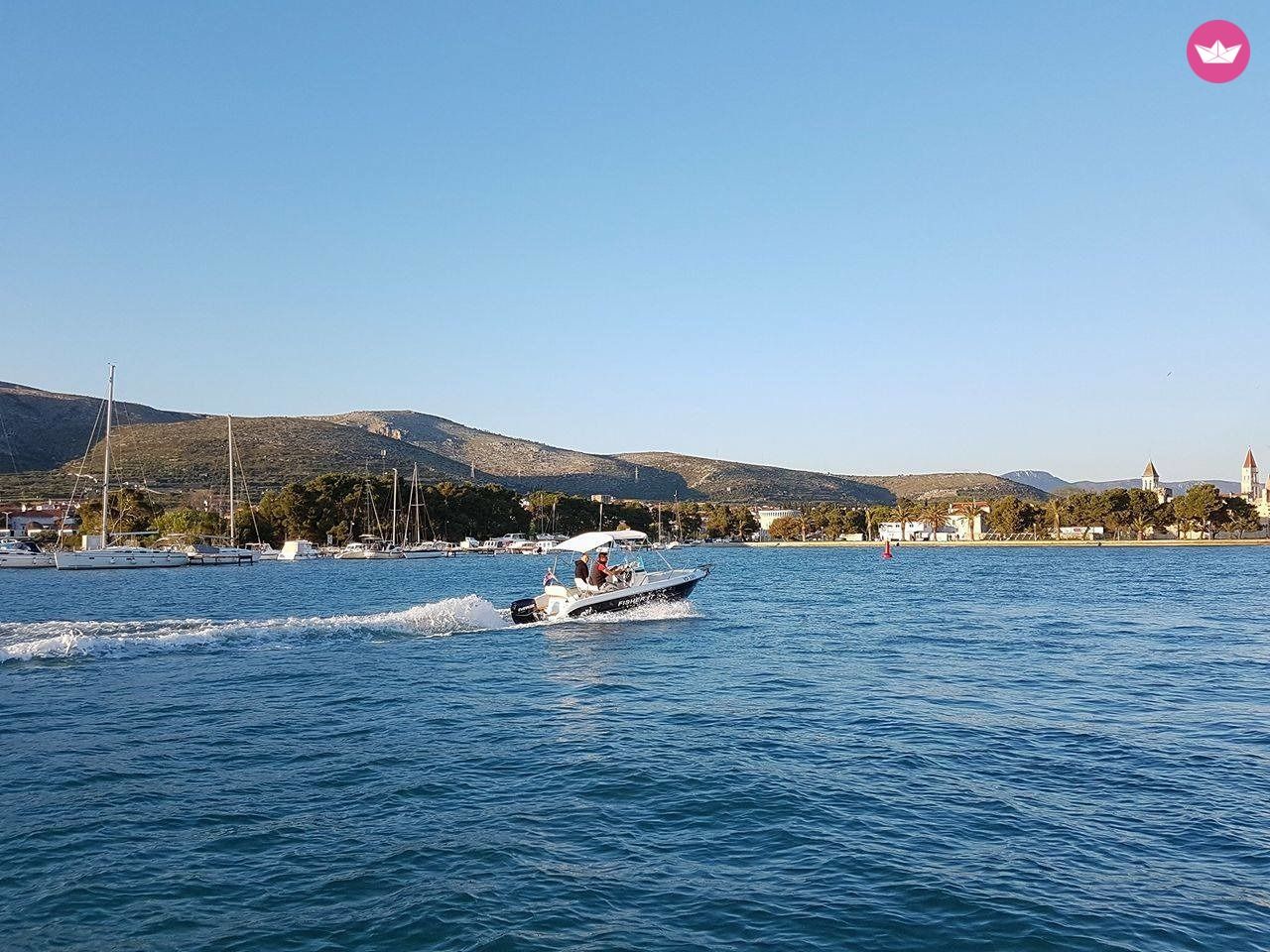 Charter Motorboat Primus Marine Fisher 17 Deck Trogir