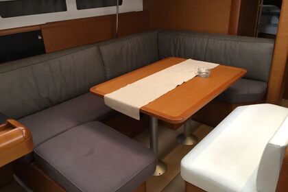 Hire Sailboat Jeanneau Sun Odyssey 479 - 4 cab. Trogir