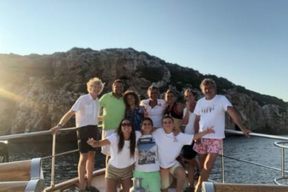 Alugue este iate para conhecer Menorca e suas prai