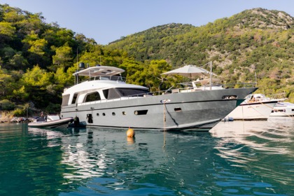 Luxury motor yacht with a capacity of 8 people