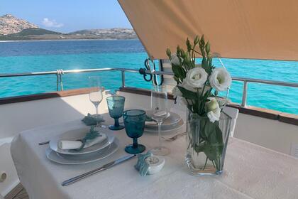 Hire Motorboat AZIMUT 43 Stintino