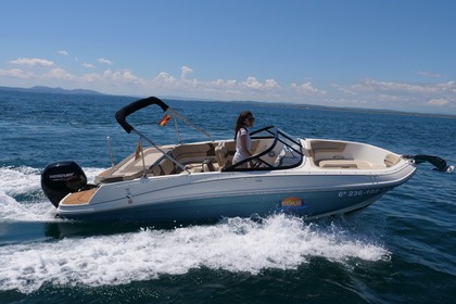 Hire Motorboat Bayliner VR5 Empuriabrava