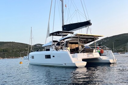 Charter Catamaran Lagoon-Bénéteau Lagoon 42 - 4 + 1 cab. Saint-Raphaël