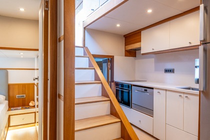 Luxury motor yacht with a capacity of 4 people