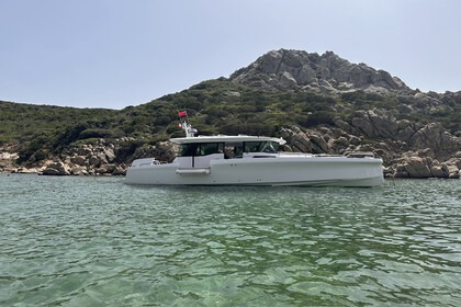 Hire Motorboat Axopar 45 XC CROSS CABIN Grimaud
